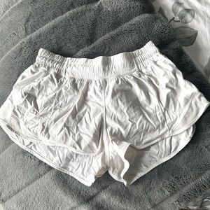 Lululemon Hotty Hot Low-Rise Short 2.5” (white)